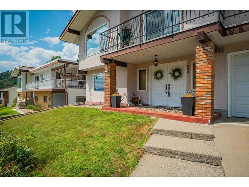 924 7Th Street, Montrose, BC - Outdoor