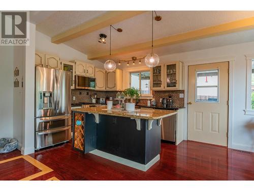 924 7Th Street, Montrose, BC - Indoor Photo Showing Kitchen With Upgraded Kitchen