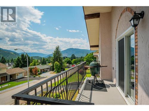 924 7Th Street, Montrose, BC - Outdoor With View With Exterior