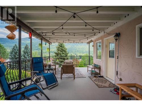 924 7Th Street, Montrose, BC - Indoor Photo Showing Garage