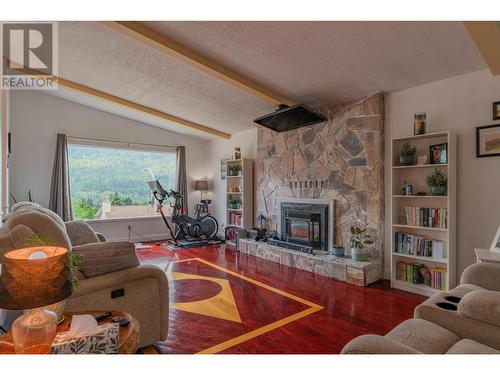 924 7Th Street, Montrose, BC - Indoor Photo Showing Living Room With Fireplace