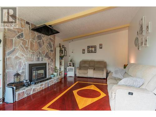 924 7Th Street, Montrose, BC - Indoor Photo Showing Living Room With Fireplace