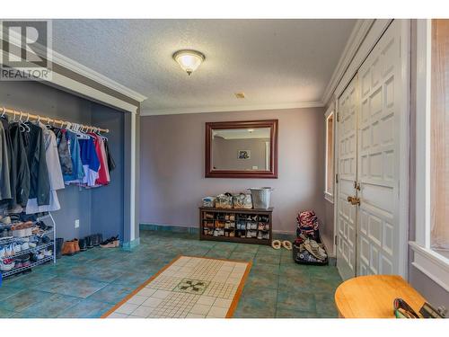 924 7Th Street, Montrose, BC - Indoor