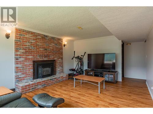 924 7Th Street, Montrose, BC - Indoor Photo Showing Living Room With Fireplace