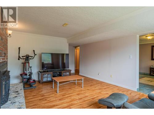 924 7Th Street, Montrose, BC - Indoor Photo Showing Living Room With Fireplace