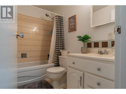 924 7Th Street, Montrose, BC - Indoor Photo Showing Bathroom