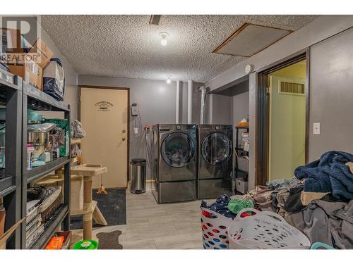 924 7Th Street, Montrose, BC - Indoor Photo Showing Laundry Room