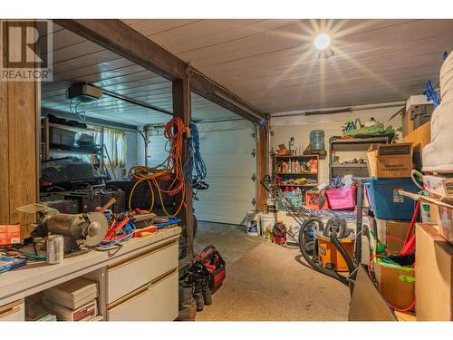 924 7Th Street, Montrose, BC - Indoor Photo Showing Garage