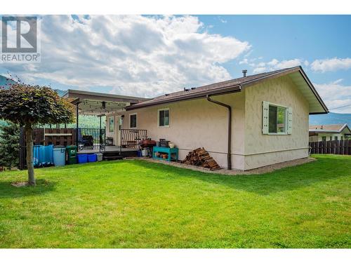 924 7Th Street, Montrose, BC - Outdoor With Deck Patio Veranda With Exterior