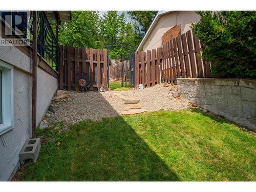 924 7Th Street, Montrose, BC - Outdoor