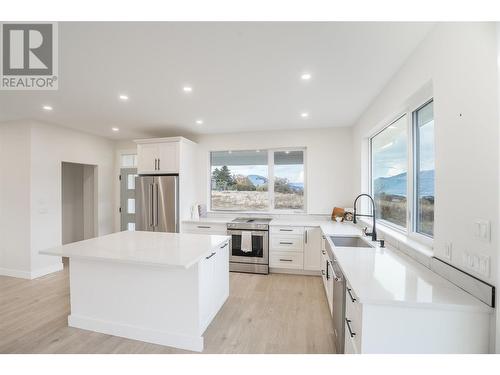 10009 Morrison Close, Summerland, BC - Indoor Photo Showing Kitchen With Upgraded Kitchen