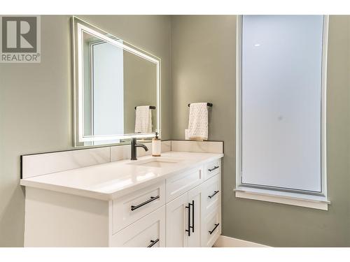 10009 Morrison Close, Summerland, BC - Indoor Photo Showing Bathroom