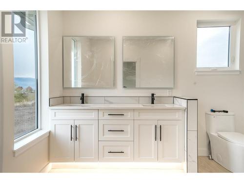 10009 Morrison Close, Summerland, BC - Indoor Photo Showing Bathroom