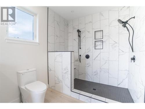 10009 Morrison Close, Summerland, BC - Indoor Photo Showing Bathroom