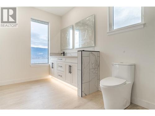 10009 Morrison Close, Summerland, BC - Indoor Photo Showing Bathroom