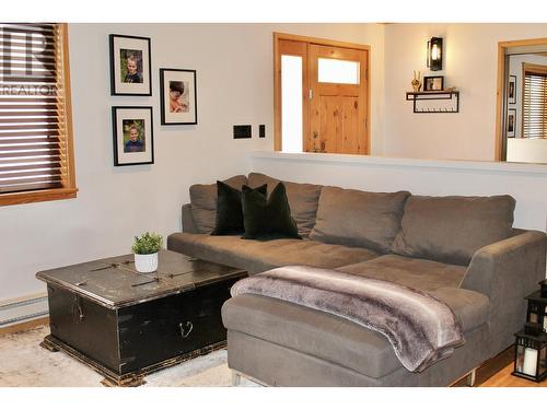 936 Fraser Avenue, 100 Mile House, BC - Indoor Photo Showing Living Room