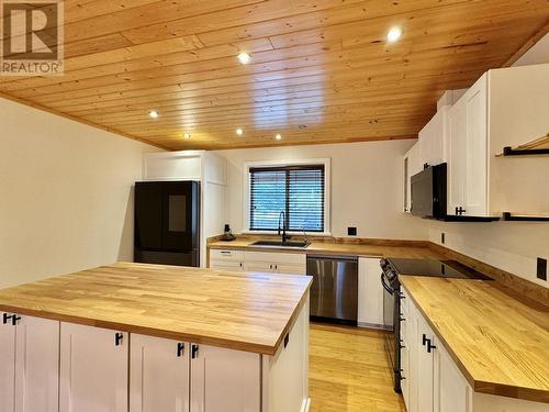 936 Fraser Avenue, 100 Mile House, BC - Indoor Photo Showing Kitchen