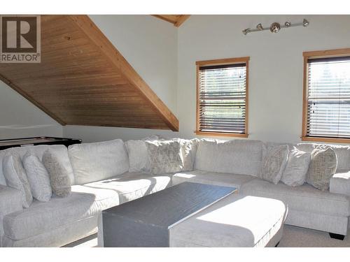 936 Fraser Avenue, 100 Mile House, BC - Indoor Photo Showing Living Room