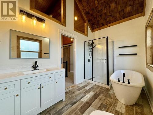 936 Fraser Avenue, 100 Mile House, BC - Indoor Photo Showing Bathroom