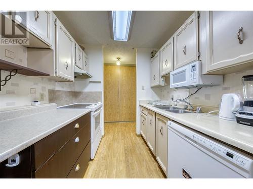 2501 12Th Street N Unit# 1012, Cranbrook, BC - Indoor Photo Showing Kitchen With Double Sink