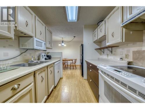 2501 12Th Street N Unit# 1012, Cranbrook, BC - Indoor Photo Showing Kitchen With Double Sink