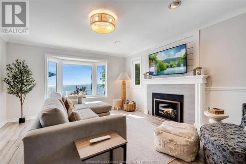 106 Robson Road, Leamington, ON - Indoor Photo Showing Living Room With Fireplace