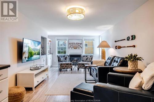 106 Robson Road, Leamington, ON - Indoor Photo Showing Living Room