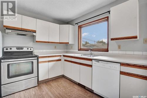 111/113 Hedley Street, Saskatoon, SK - Indoor Photo Showing Kitchen With Double Sink