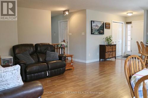 76 Shaw Boulevard, Central Elgin (Lynhurst), ON - Indoor Photo Showing Living Room