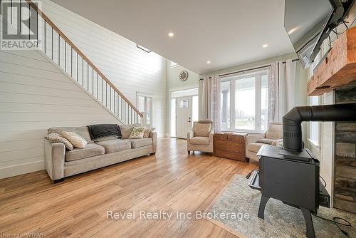 82 Sunview Drive, Norwich (Norwich Town), ON - Indoor Photo Showing Living Room