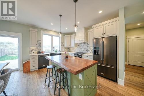 82 Sunview Drive, Norwich (Norwich Town), ON - Indoor Photo Showing Kitchen With Upgraded Kitchen