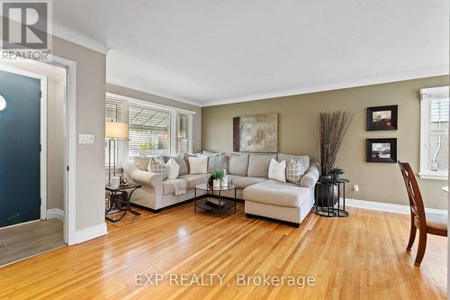 10 Nickerson Avenue, St. Catharines, ON - Indoor Photo Showing Living Room