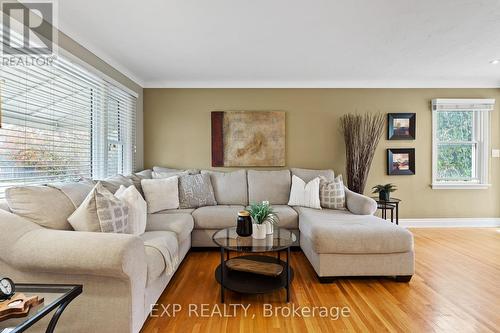 10 Nickerson Avenue, St. Catharines, ON - Indoor Photo Showing Living Room