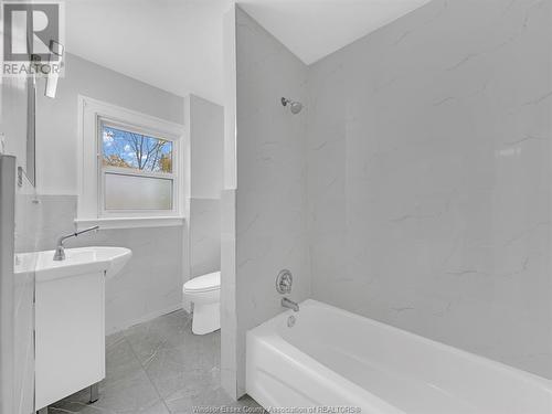 406 Partington, Windsor, ON - Indoor Photo Showing Bathroom