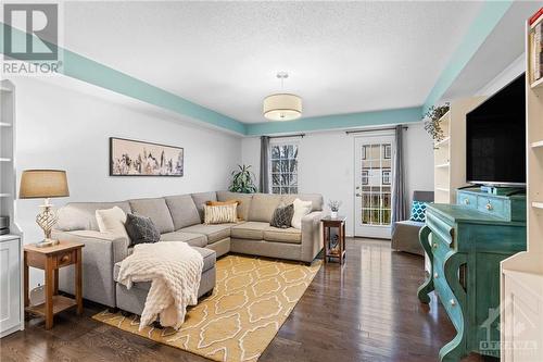 834 Campobello Drive, Ottawa, ON - Indoor Photo Showing Living Room