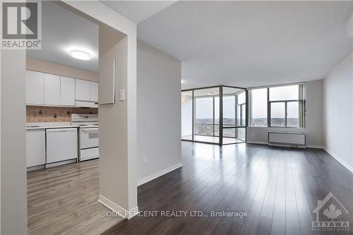 1612 - 2759 Carousel Crescent, Ottawa, ON - Indoor Photo Showing Kitchen