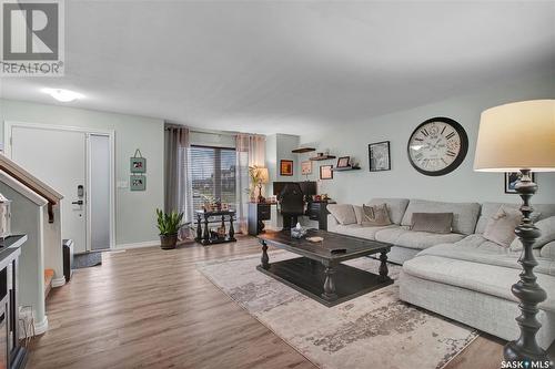 607 Coad Crescent, Saskatoon, SK - Indoor Photo Showing Living Room