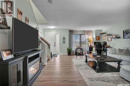 607 Coad Crescent, Saskatoon, SK - Indoor Photo Showing Living Room