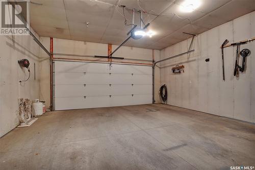 607 Coad Crescent, Saskatoon, SK - Indoor Photo Showing Garage