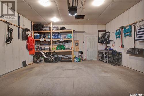 607 Coad Crescent, Saskatoon, SK - Indoor Photo Showing Garage