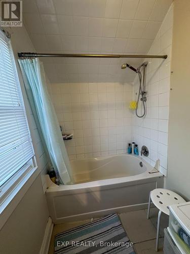 215 Emerson Street, Hamilton, ON - Indoor Photo Showing Bathroom