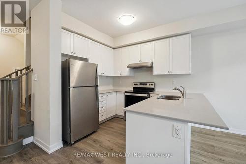 7789 Kalar Road, Niagara Falls, ON - Indoor Photo Showing Kitchen With Stainless Steel Kitchen With Double Sink