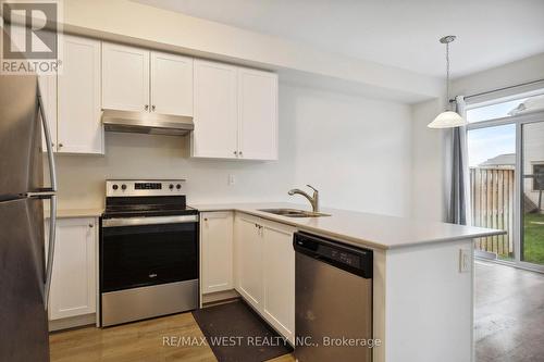 7789 Kalar Road, Niagara Falls, ON - Indoor Photo Showing Kitchen With Stainless Steel Kitchen With Double Sink With Upgraded Kitchen