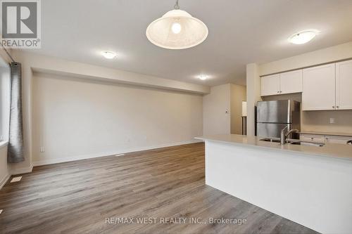 7789 Kalar Road, Niagara Falls, ON - Indoor Photo Showing Kitchen With Double Sink