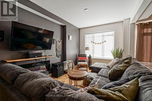 8 Talence Drive, Hamilton, ON - Indoor Photo Showing Living Room