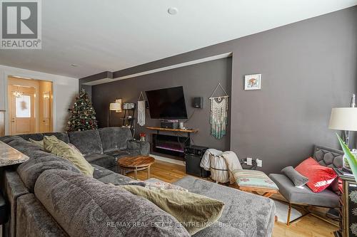 8 Talence Drive, Hamilton, ON - Indoor Photo Showing Living Room