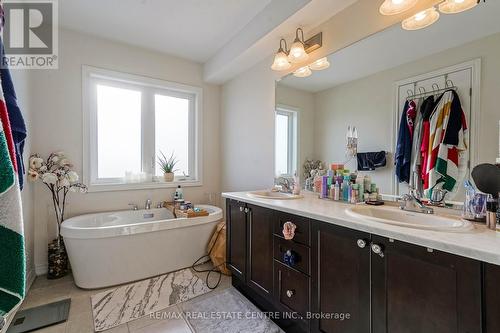 8 Talence Drive, Hamilton, ON - Indoor Photo Showing Bathroom