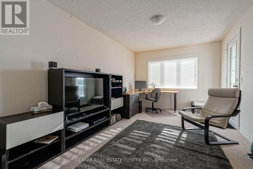 8 Talence Drive, Hamilton, ON - Indoor Photo Showing Living Room