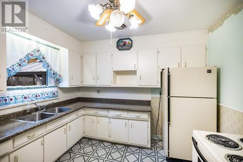 904 Sherbrooke Street, Peterborough (Monaghan), ON - Indoor Photo Showing Kitchen With Double Sink