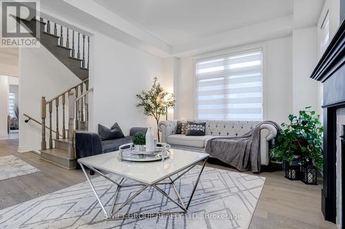 179 Great Falls Boulevard, Hamilton, ON - Indoor Photo Showing Living Room